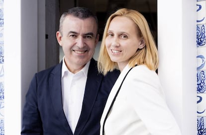 Lorenzo Silva y Noemí Trujillo, a las puertas de la librería Rafael Alberti, en Madrid, donde han presentado algunos de sus libros.