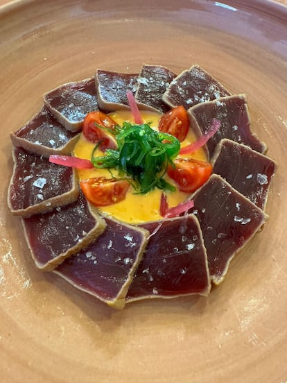 Tataki de atún rojo ahumado con salmorejo, del restaurante Jarana. Imagen proporcionada por el establecimiento.