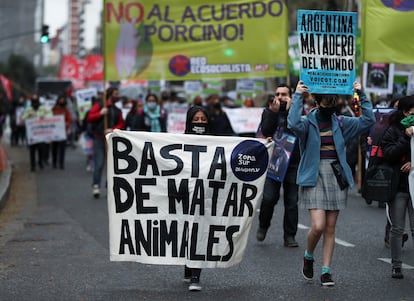 Jóvenes argentinos durante una protesta por el cambio climático, en Buenos Aires, el 25 de septiembre de 2020.