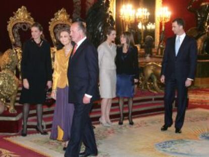Los Reyes, junto a sus tres hijos y la princesa Letizia, en una recepci&oacute;n en el Palacio Real.