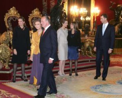 Los Reyes, junto a sus tres hijos y la princesa Letizia, en una recepci&oacute;n en el Palacio Real.