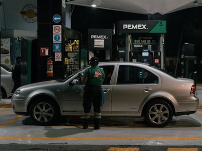 A workers charges a customer at a Petroleos Mexicanos (PEMEX) gas station in Mexico City, Mexico, on Thursday, May 4, 2023. The Mexican government is not currently considering giving state oil company Petroleos Mexicanos a capital injection this year to help pay upcoming debt. Photographer: Luis Antonio Rojas/Bloomberg