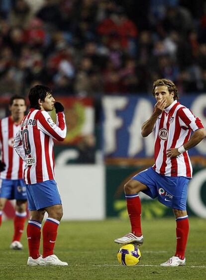 Forlán, junto a Agüero, se dispone a poner el balón en juego.