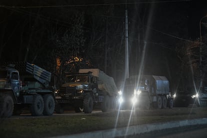 Tanques militares rusos avanzan en Donestk, una de las regiones separatistas apoyadas por Rusia.