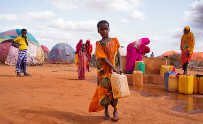 Tres lluvias fallidas consecutivas han dejado a 29,1 millones de personas en Somalia, Etiopía y Kenia en necesidad de asistencia humanitaria urgente en 2022, incluidos al menos 1,7 millones de niños al borde de la muerte que requieren apoyo vital.

Somalia es, con mucho, el país más afectado, con al menos 330.000 niños en esta situación, muy por encima de los 190.000 que requirieron tratamiento durante la hambruna de 2011 en el país.

En la imagen, Hibo, de 10 años, el 24 de mayo de 2022, lleva agua en un bidón a su casa temporal en el campo de desplazados internos de Kaharey en Dollow, Somalia.

“Salimos de nuestra casa en Guriel y caminamos durante 10 días para llegar al campamento de Kaharey”, dice.