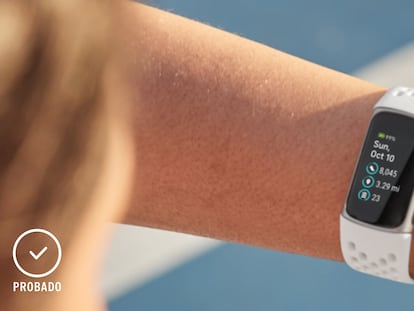 El blanco es uno de los tres colores en los que puede encontrarse el modelo ganador: la pulsera de actividad Fitbit Charge 5.