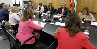 Un momento de la reuni&oacute;n de la consejera de la Presidencia con los delegados de la Junta.