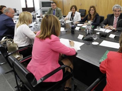 Un momento de la reuni&oacute;n de la consejera de la Presidencia con los delegados de la Junta.