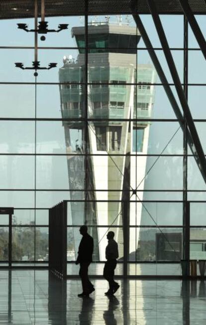 Torre de control del Aeropuerto de Lavacolla, en Santiago.
