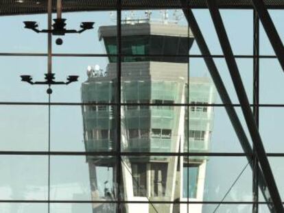 Torre de control del Aeropuerto de Lavacolla, en Santiago.