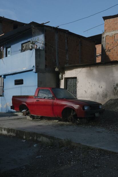 Amanece en el sector San Isidro de Petare, uno de los barrios más populosos de Latinoamérica.