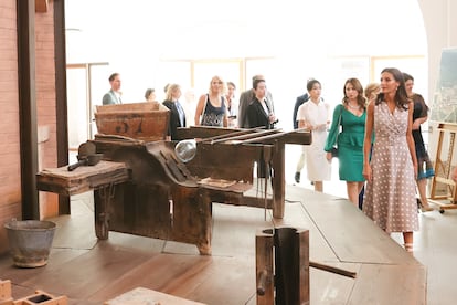 La reina Letizia y sus acompañantes visitan la Real Fábrica de Cristales, en La Granja (Segovia), donde han asistido a una exhibición de vidrio soplado y una exposición de obras de la colección procedentes de países miembros de la OTAN.