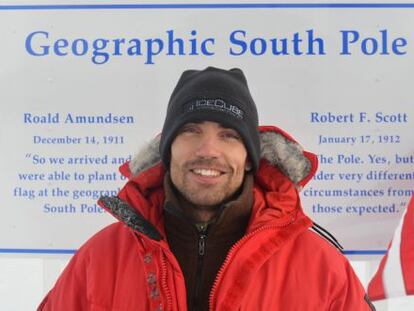 Carlos Pobes, ante la placa del Polo Sur Geogr&aacute;fico.