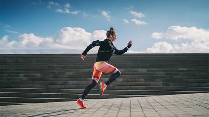 Una mujer corriendo en la ciudad.