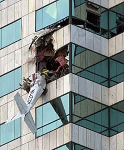 Estado en el quedó la avioneta y el edificio tras el choque.