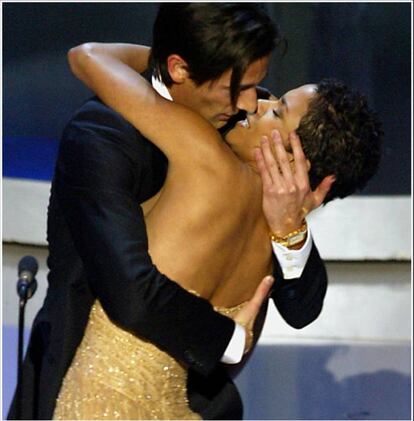 Adrien Brody besaba a Halle Berry en la gala de 2003 tras recoger de sus manos el Oscar a mejor actor. 