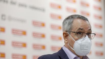 El ex secretario general de CCOO PV, Arturo León, atiende a los medios tras su dimisión ante el Consejo Confederal del Sindicato por la polémica de haber recibido la primera dosis de la vacuna contra el Covid-19 a mediados de enero.