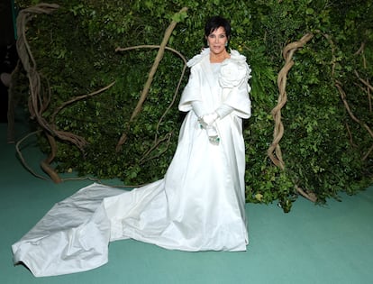 Kris Jenner con vestido, abrigo con cola y guantes blancos. Un diseño firmado por Óscar de la Renta.