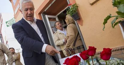 Javier Arenas señala un ramo de rosas durante un paseo, por la localidad sevillana de Tomares.