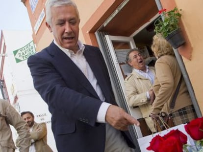 Javier Arenas señala un ramo de rosas durante un paseo, por la localidad sevillana de Tomares.