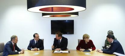 Los l&iacute;deres europeos Tusk, Hollande, Cameron, Merkel y Renzi, el jueves en Bruselas.
