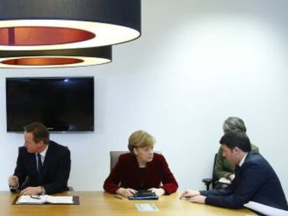 Los l&iacute;deres europeos Tusk, Hollande, Cameron, Merkel y Renzi, el jueves en Bruselas.