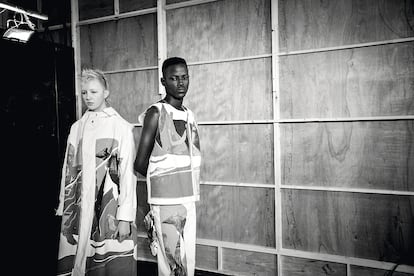 En el backstage del último desfile de Bethany Williams, otoño-invierno 2020/21, con prendas ilustradas por Melissa Kitty Jarram.