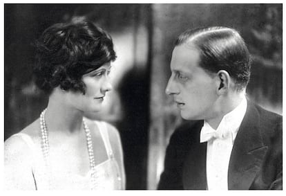 Gabrielle Coco Chanel y el Gran Duque Dmitri Pávlovich de Rusia, en 1920. Hay amores que salen rana, pero el dios del 'networking' escribe sobre renglones torcidos.