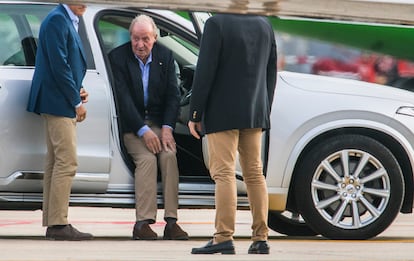 Llegada del rey emérito juan Carlos I al aeropuerto de Vigo el 19 de mayo de 2022.