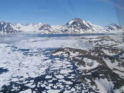 El fiordo de Tasiilaq, en la costa este de Groenlandia. Allí llega el agua del deshielo del glaciar Helheim.