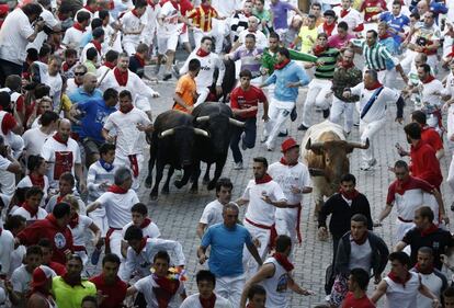 Los toros de la ganaderia sevillana de Dolores Aguirre han protagonizado el segundo encierro de las fiestas de San Fermin. En la imagen los toros en el tramo del Callejon.
