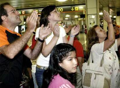 Un grupo de pasajeros protesta ante la ventanilla de Air Comet tras desalojar el avión.