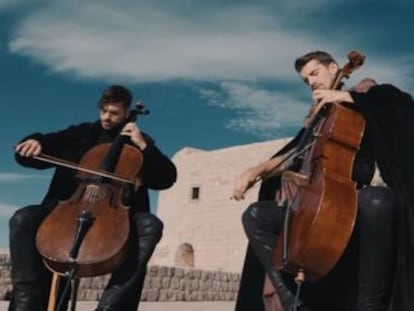 El grupo 2CELLOS lanzan una versión con violonchelos para promocionar su próximo disco