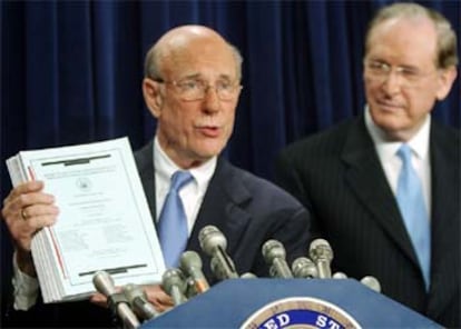 El republicano Pat Roberts muestra el informe sobre la CIA. A la derecha, el demócrata John Rockefeller.