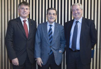 De izquierda a derecha, Xabier Iturbe, presidente de Kutxa; Mario Fernández de la BBK y Carlos Zapatero de la Vital.