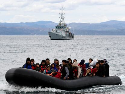 Una patrulla de Frontex acompañaba a una embarcación de migrantes, el pasado marzo en aguas griegas.