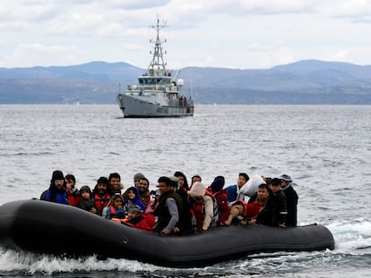 Una embarcación de Frontex patrulla en aguas griegas, el pasado 25 de marzo.