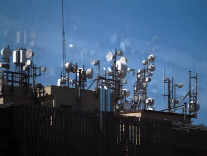 Conjunto de antenas de telefon&iacute;a m&oacute;vil y otros servicios de telecomunicaciones.