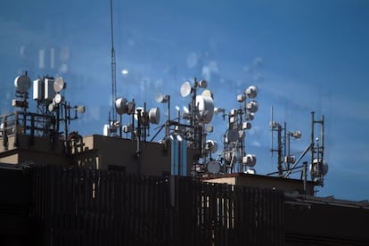 Conjunto de antenas de telefon&iacute;a m&oacute;vil y otros servicios de telecomunicaciones.