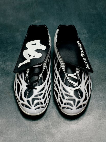 Zapatillas de la colección Acne Studios x Kappa inspirada en las equipaciones de fútbol retro.