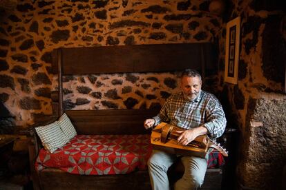 Francisco Xabier Almuíña toca la zanfoña en su casa de Vilela (Taboada, Lugo).