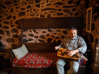 Francisco Xabier Almuíña toca la zanfoña en su casa de Vilela (Taboada, Lugo).