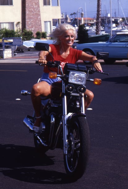 Mamie Van Doren motorizada por las calles de Los Ángeles en 1984.