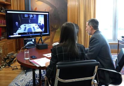 Videoconferencia de los Reyes con el presidente de Aena, Maurici Lucena.