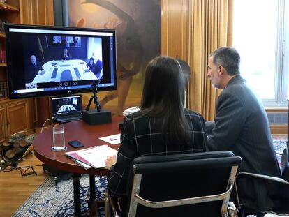 Videoconferencia de los Reyes con el presidente de Aena, Maurici Lucena.