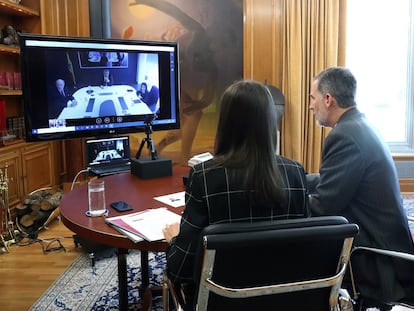 Videoconferencia de los Reyes con el presidente de Aena, Maurici Lucena.