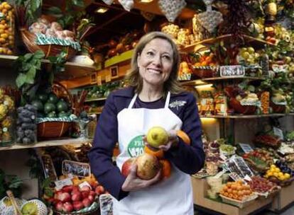 Benita Ferrero-Waldner, fotografiada en una frutería de Madrid.