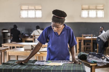 Mercy Mwagala es una estudiante keniana de Moda y Diseño. Lleva dos años en la escuela, donde también reside. Sus padres, que viven en Kenia, pagan la matrícula del curso.