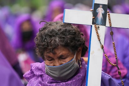 Fieles católicos recorrieron las calles del Centro de Quito (Ecuador), durante la procesión de Jesús del Gran Poder.