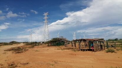 Varios postes eléctricos junto a cabañas de los wayuu, en La Guajira.